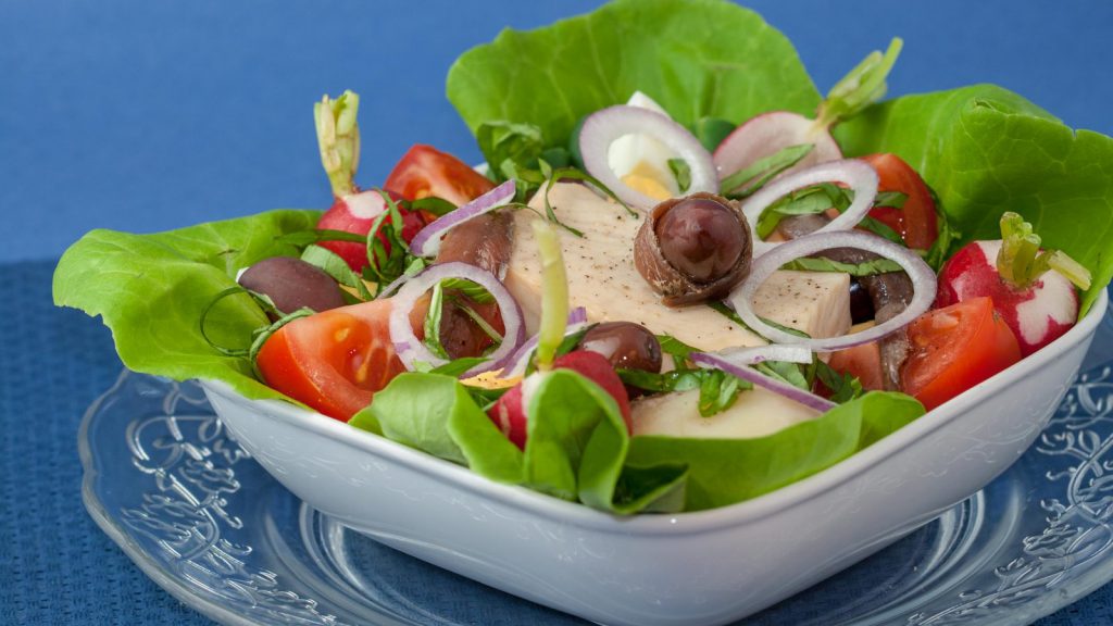 Salad Niçoise with Grilled Tuna Steaks